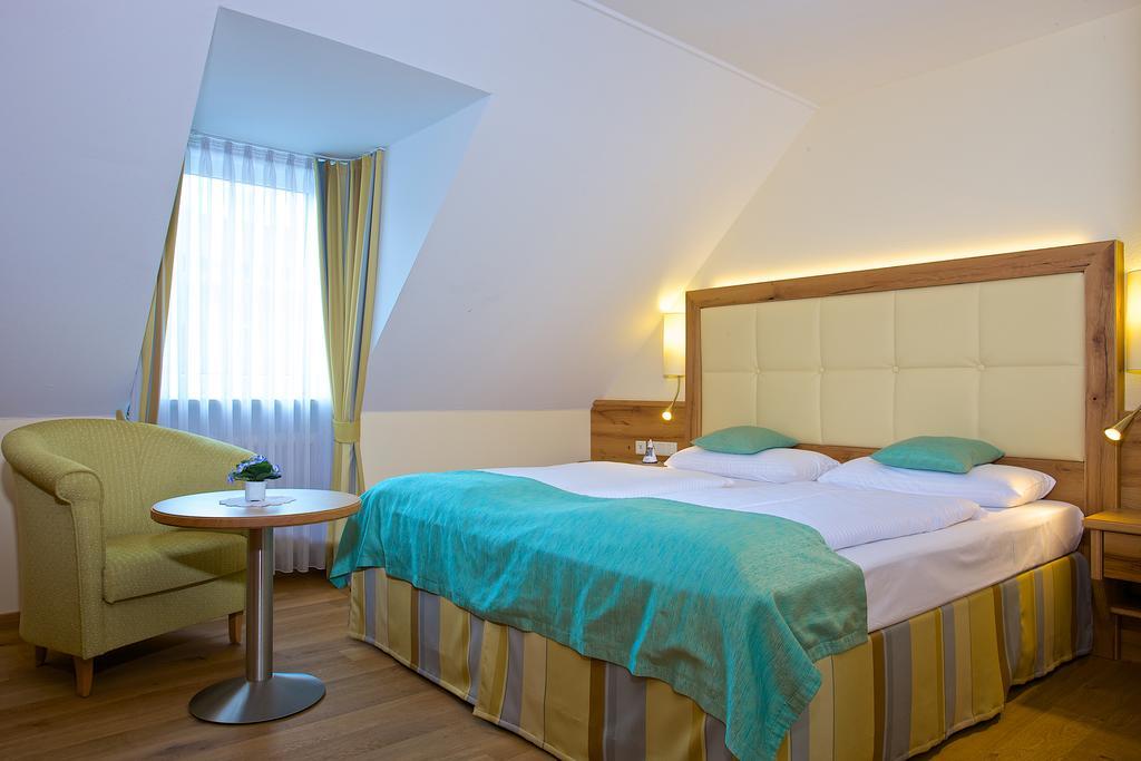 Hotel Am Schlossberg Erding Esterno foto